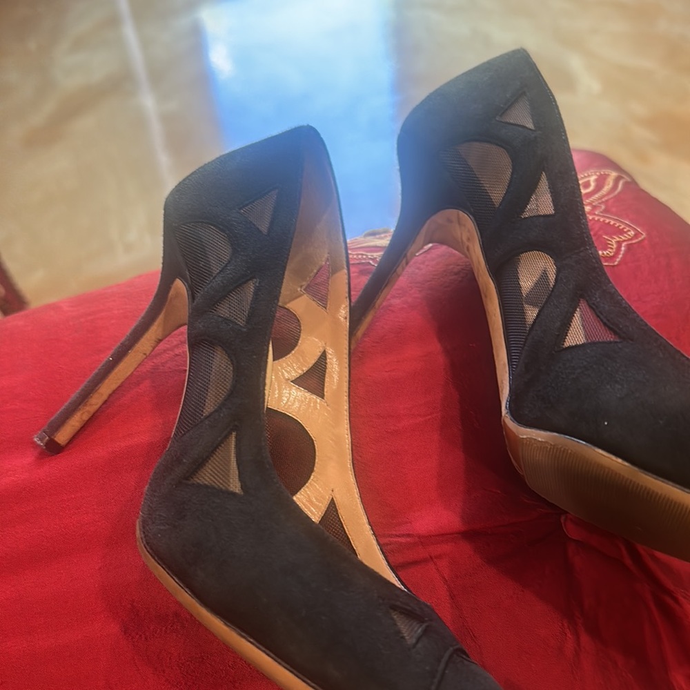 Jimmy Choo London heels in good used condition. Very confortable 3.5 heel. - Picture 3 of 5